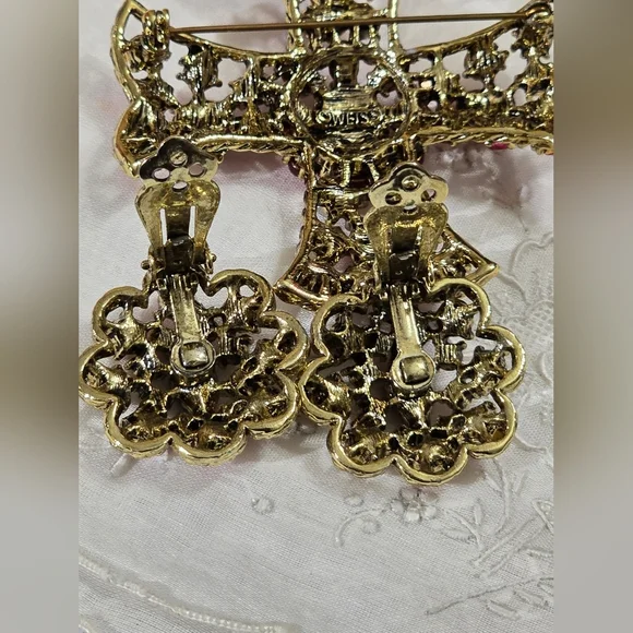 Vintage Weiss Pink Red Rhinestones Maltese Cross Brooch & Clip-on Earrings Set - Picture 9 of 10